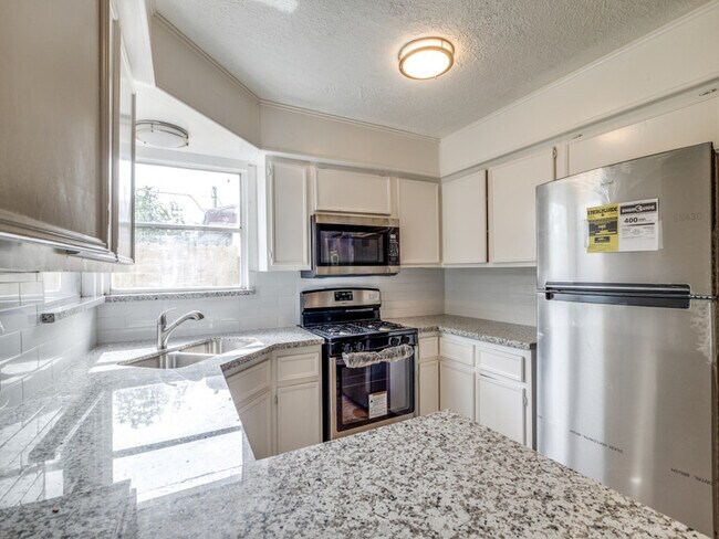 Building Photo - 411 Gober St