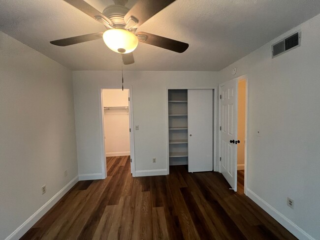 Building Photo - NEWLY 2/1.5 UPDATED Clearwater townhome/condo