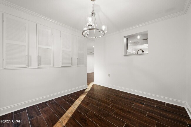 Building Photo - 1528 Oak Ave