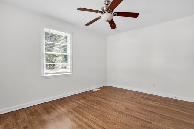 Building Photo - 1305 E 71st St