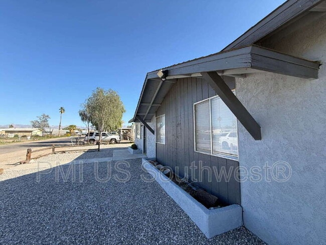 Building Photo - 664 Honeysuckle Rd