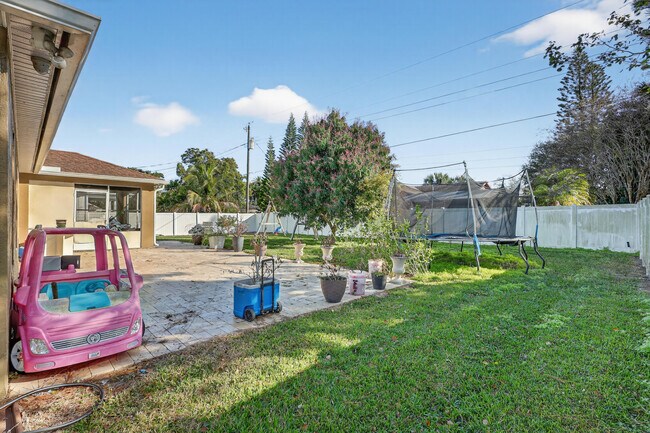 Building Photo - 1121 SW Ivanhoe St