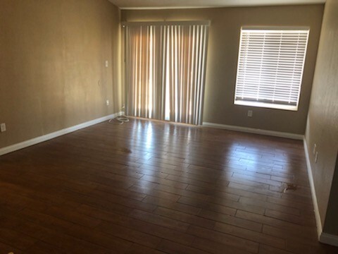 Building Photo - SW-Bakersfield 3 Bedrooms-2 bath