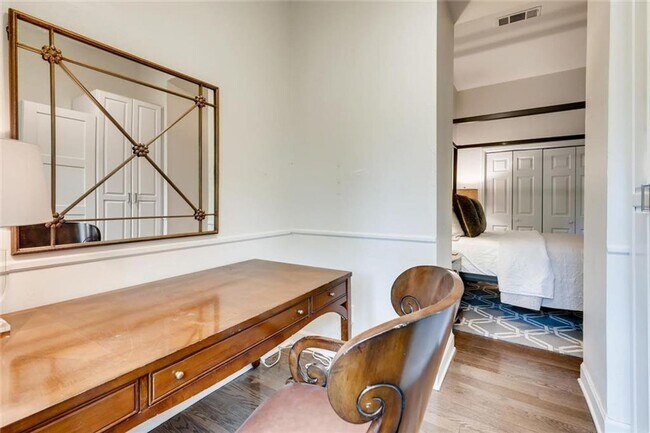 Building Photo - Stunning Furnished 3 Bedroom 3 Bath Condom...