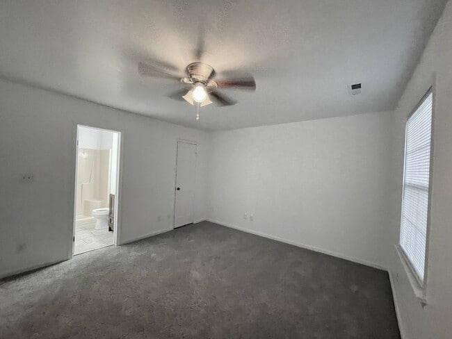 Building Photo - 3 bedroom townhome! Fenced backyard.