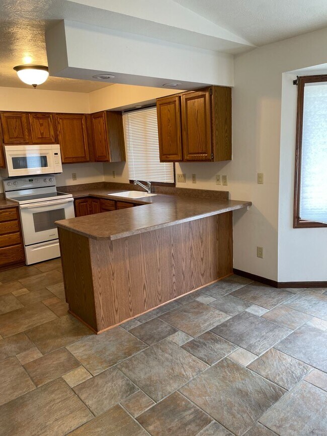 Building Photo - Charming 3-Bedroom Walk-Out Home!