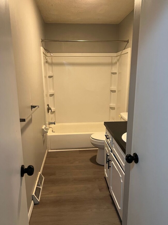 Building Photo - 2 bedrooms, 1 bath duplex