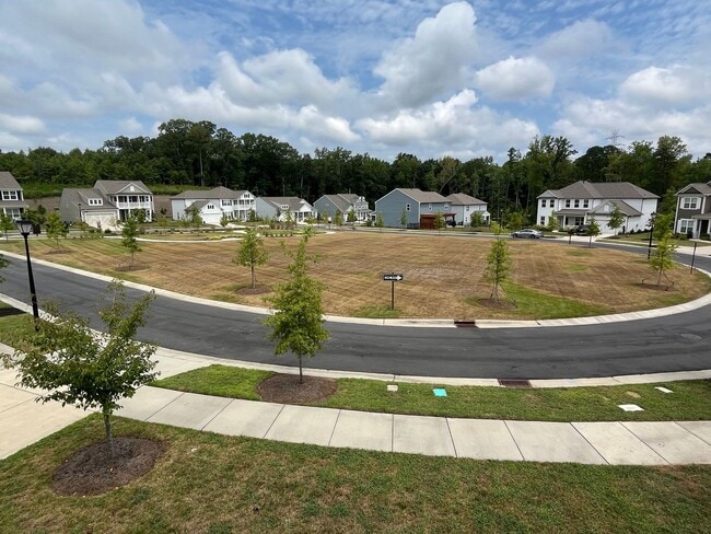 Building Photo - Large, Newer 4 Bedroom + Office and Loft i...