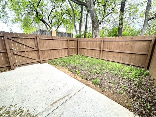 Building Photo - Newly Remodeled Condo/Townhouse!