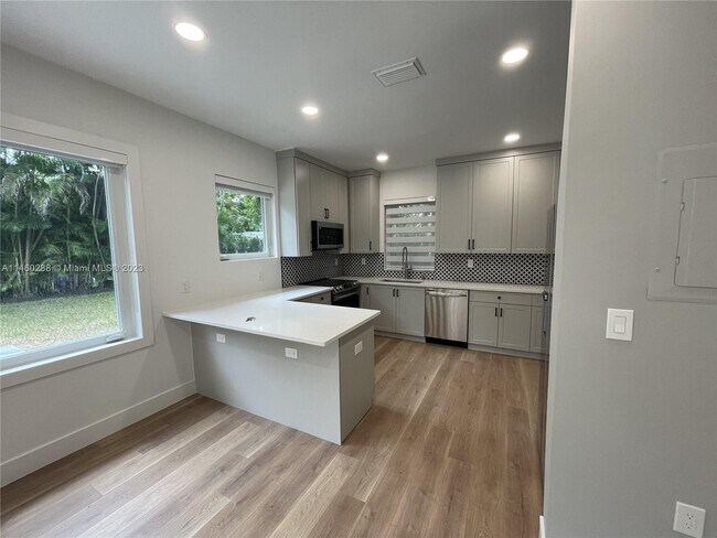 Building Photo - 936 S Alhambra Cir