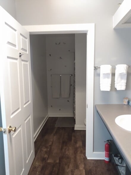 Building Photo - 1910 Donner St