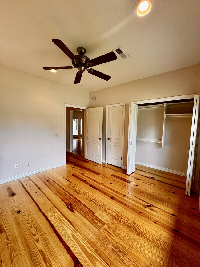 Building Photo - 723 N Lakeview Dr