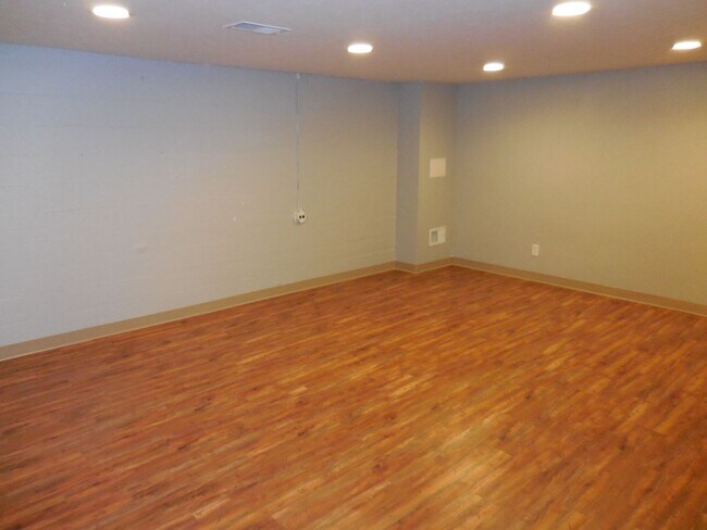 Building Photo - Gorgeous Two Bedroom/Two Full Bath Renovated Home In Kettering w/Full Finished Basement