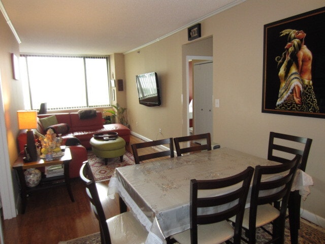 Dinning & Living Room - 45 River Dr S
