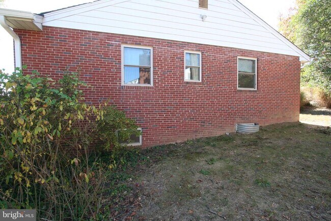 Building Photo - 10104 Towhee Ave