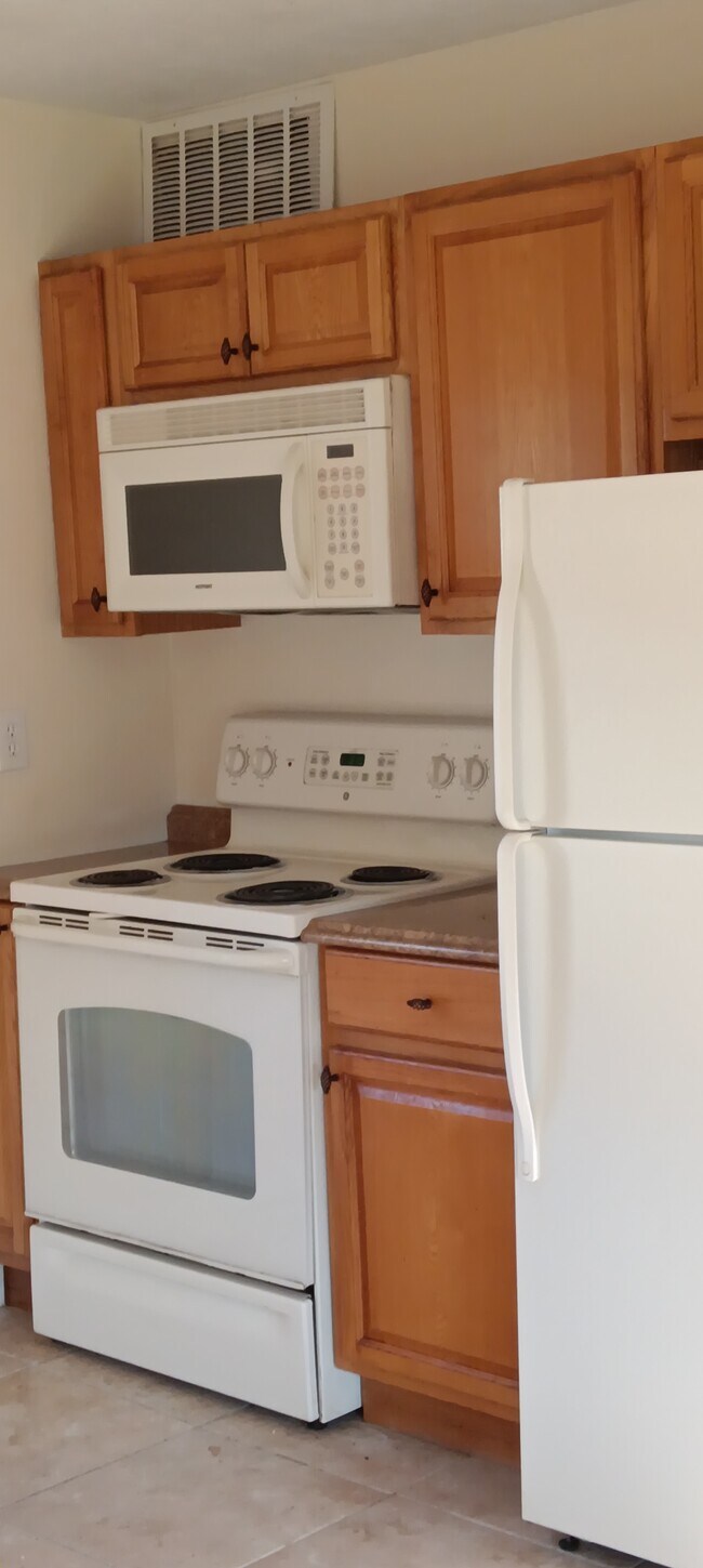 Building Photo - 1695 W Targee St