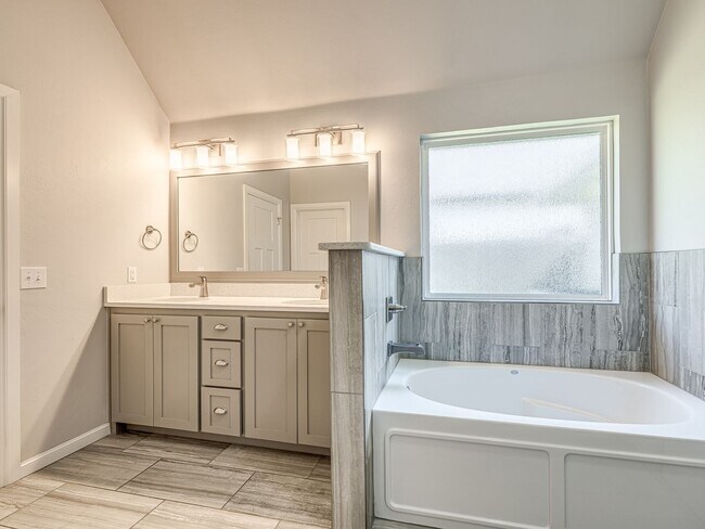 Building Photo - 3 Bed/2 Bath Beacon Home in Rush Brook Add...