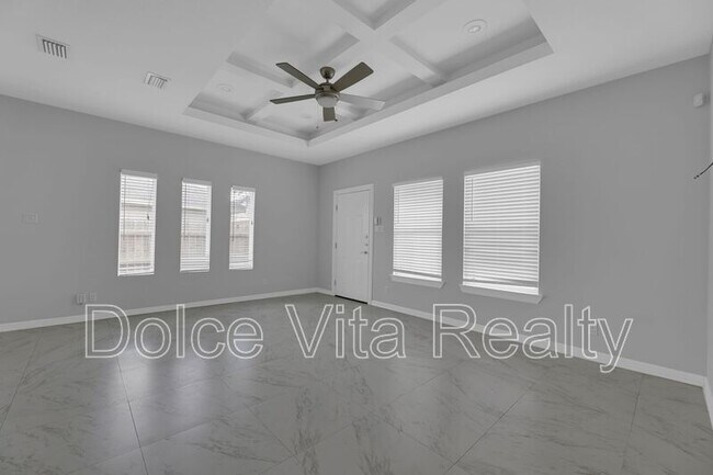 Building Photo - 1012 E la Cantera Ave
