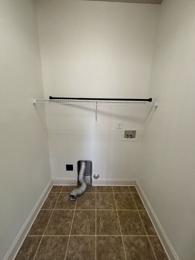 Building Photo - 3 Bed 2 Bath Home In Westover With A 2 Car Garage