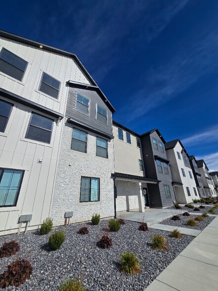 Building Photo - 896 N 560 W St