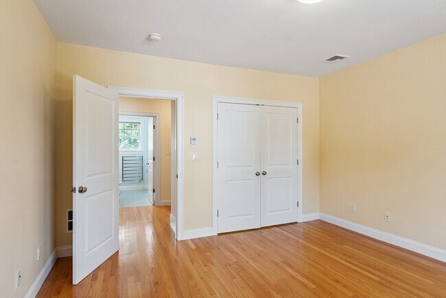 Building Photo - 114 Forest St
