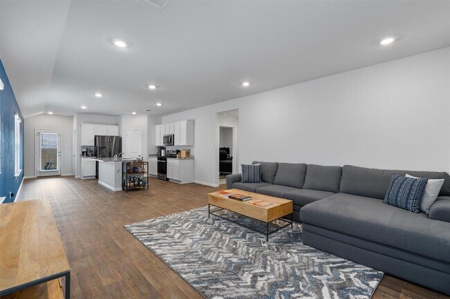 Building Photo - 318 Evergreen Sumac Lp