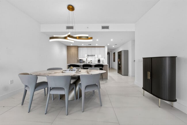 Building Photo - 153 N Seabreeze Blvd