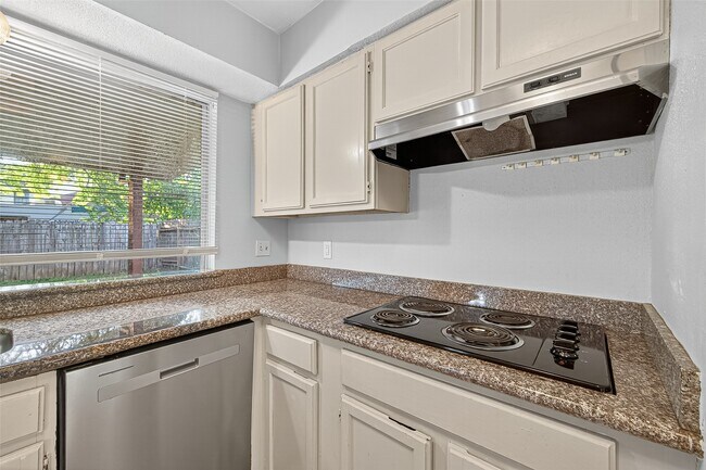 Building Photo - 3906 Glen Cove Cir