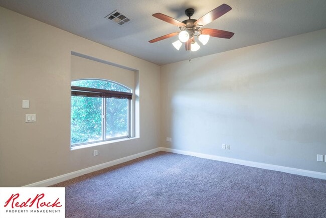 Building Photo - 3 Bedroom Townhome In Southgate Community