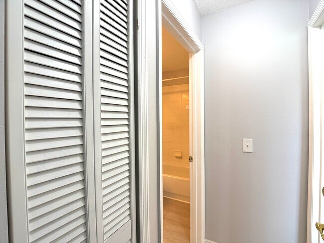 Building Photo - 306 Mango Dr