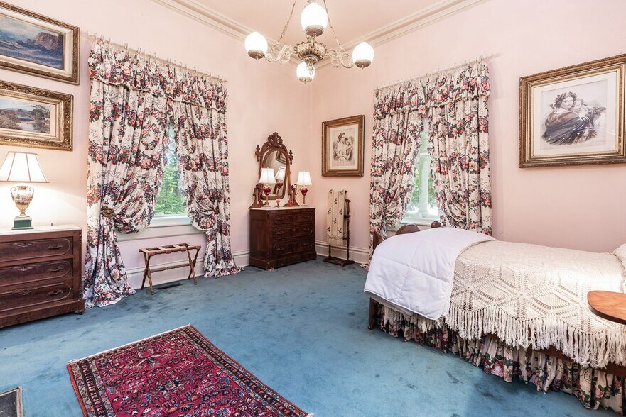 Building Photo - RESIDENTIAL/COMMERCIAL RENTAL - Charming historic home located downtown Opelika! (*Partially Furn...