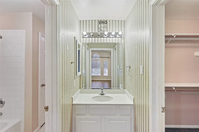 Building Photo - 1423 Meadow Lakes Dr