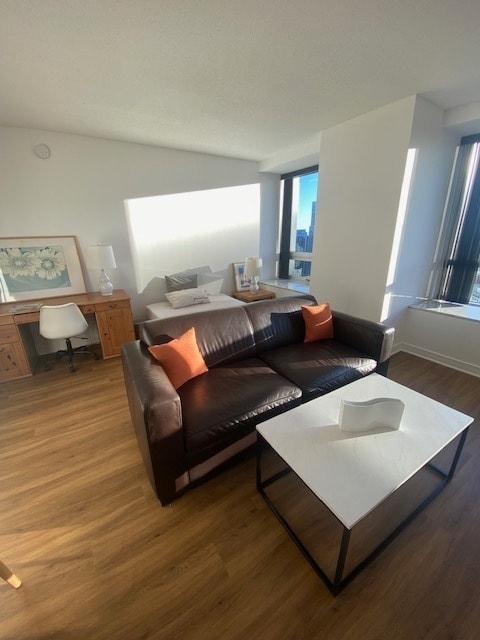 Building Photo - 512 N McClurg Ct