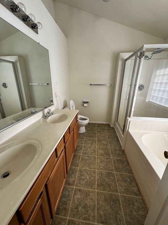 Building Photo - BEAUTIFUL OPEN FLOOR PLAN