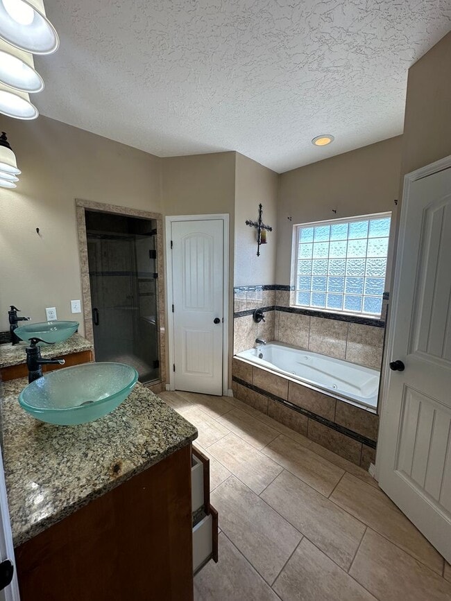 Building Photo - Stunning and Spacious 4 Bed Home! Parkview School District!