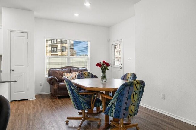 Building Photo - 104 Blue Blaze Trl