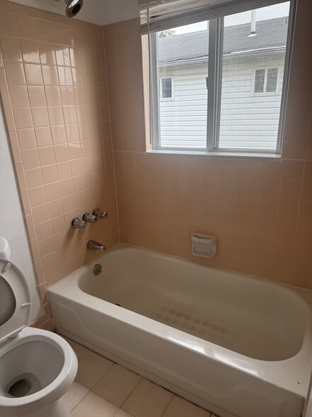 Full Tub in Bathroom #2 - 17814 146th Ter