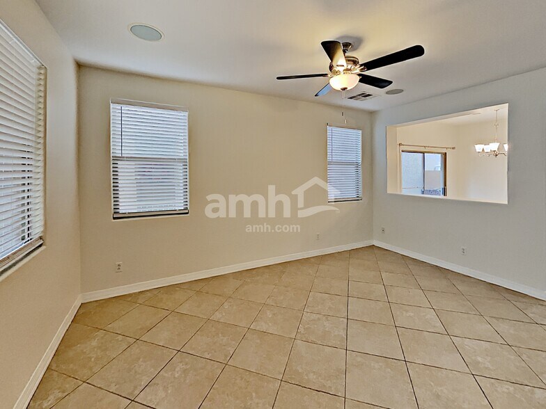 Building Photo - 3843 E Santa Fe Ln