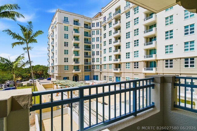 Building Photo - 403 S Sapodilla Ave