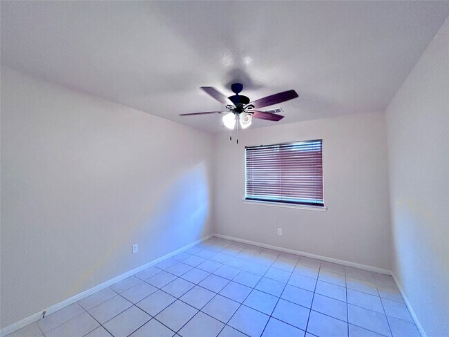 Building Photo - 18523 Spinney Ln
