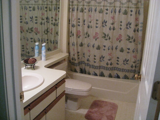 Building Photo - 575 Roslaire Dr