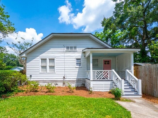 Building Photo - Completely Renovated Charming - 3 bedroom 2 bathroom home - 1108 Bonventure Rd, Savannah GA
