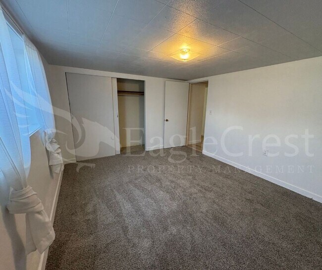 Building Photo - Three Bedroom, Two Bathroom House plus bon...