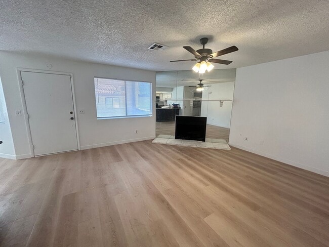 Building Photo - 2 Bedroom 2 bath Condo!