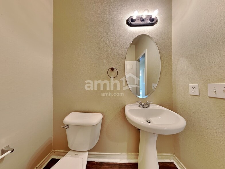 Building Photo - 1703 Chadwick Dr