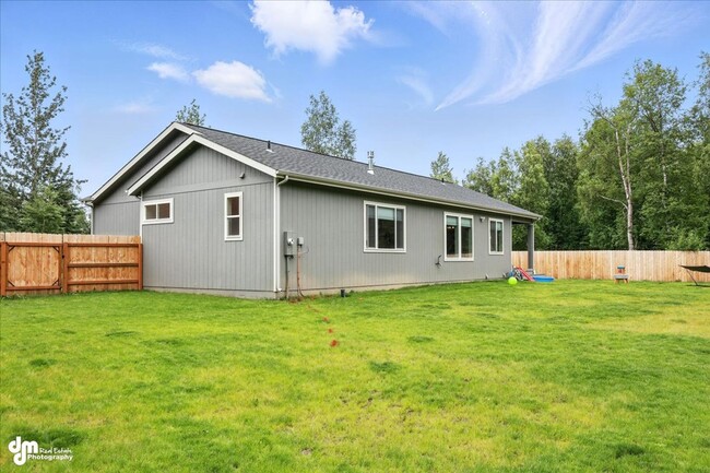 Building Photo - 4 BEDROOM | 2 BATHROOMS | 3 CAR GARAGE | M...