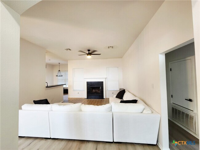 Building Photo - 1212 Neuberry Cliffe