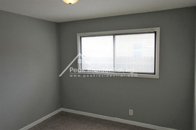 Building Photo - Fruitridge Manor 3bd/1ba House with Garage