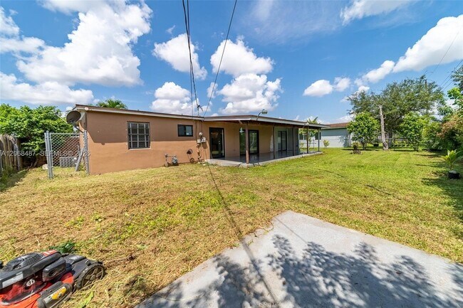 Building Photo - 4361 SW 97th Ct