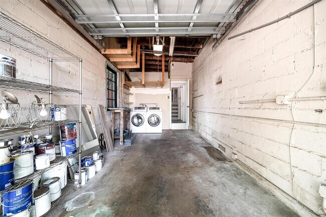 Building Photo - 447 Giralda Ave